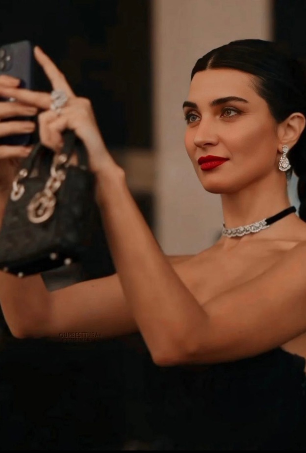 توبا بويوكستون Tuba Büyüküstün خلال حضورها حفل افتتاح معرضكريستيان ديور مصمم الأحلام