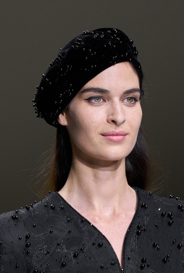 أكسسوارات شعر قبعات البيريه السوداء مع الشعر المنسدل من دار Armani Prive