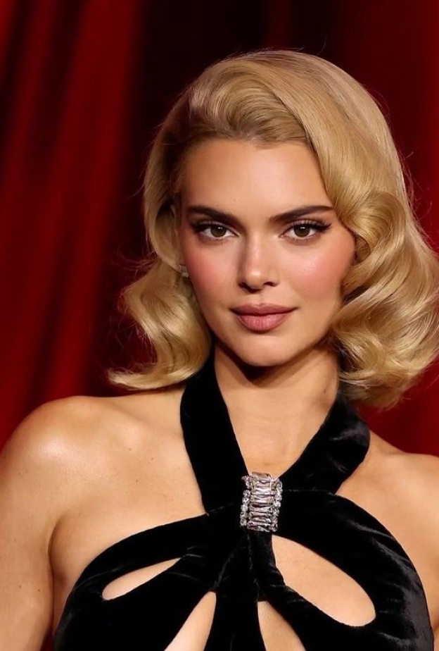 إطلالة Kendall Jenner بتسريحات الشعر الكاريه والويفي- الصورة من حساب Mary Phillips على انستغرام