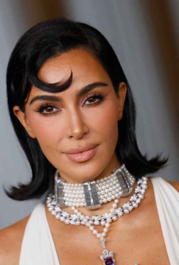 اطلالة  Kim Kardashianبرسمات المكياج البني