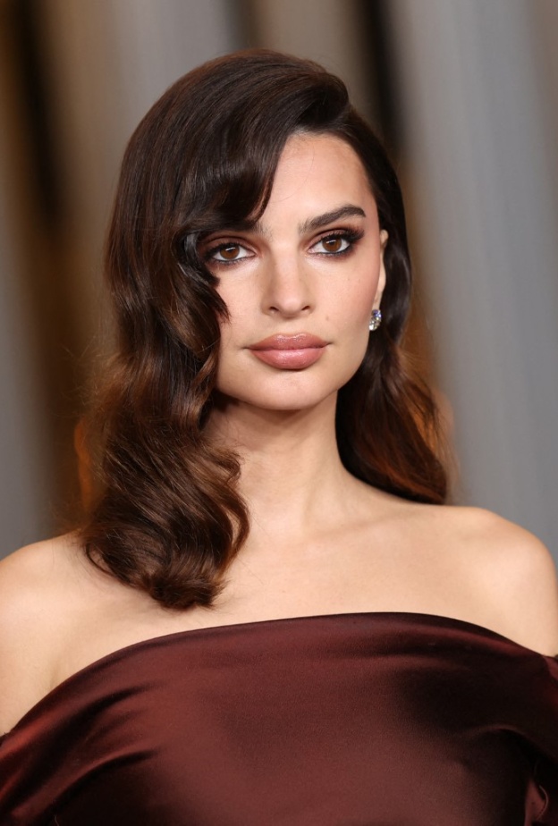 اطلالة Emily Ratajkowski بالمكياج البني مع الهايلايت الداكن