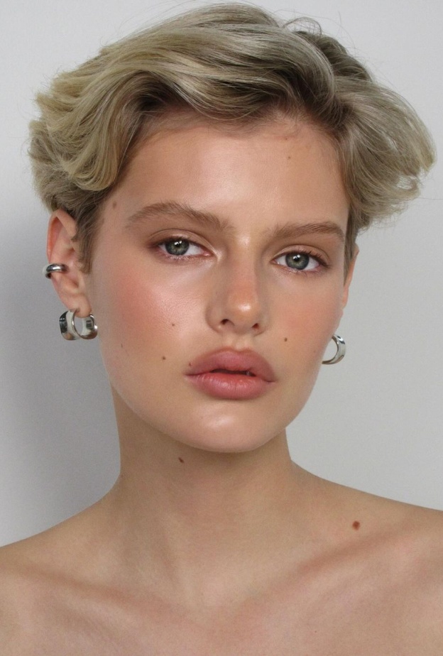1 رئيسية العارضة Aria Shine - صورة من انستغرام خبيرة التجميل TANIELLE JAI