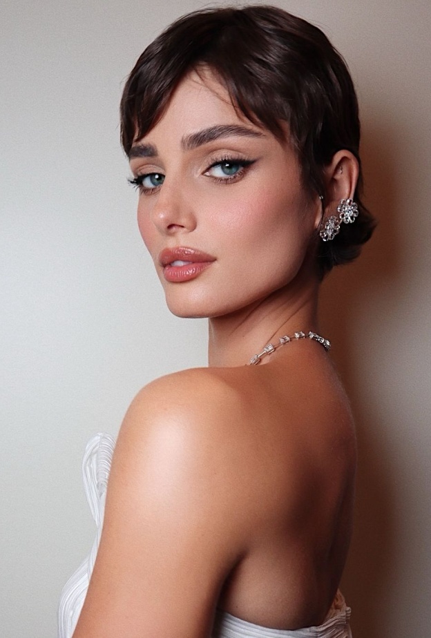 النجمة تايلور هيل