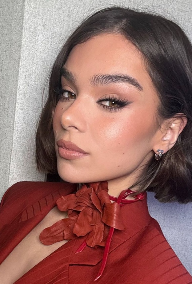 تسريحات الشعر القصيرة والكاريه بأسلوب Hailee Steinfeld- الصورة من حسابها على انستغرام