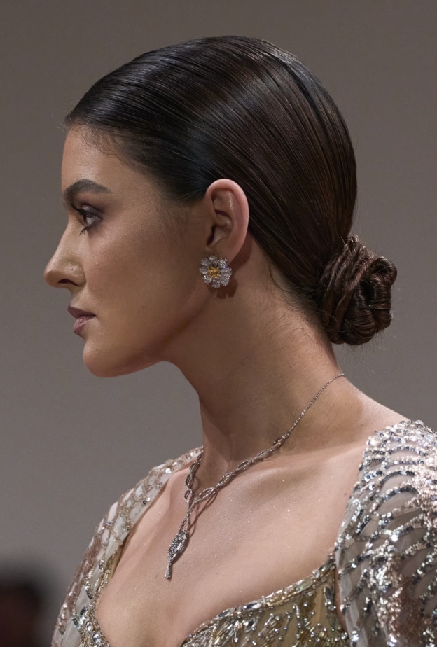 تسريحات شعر كعكة الباليه المنخفضة والملمومة من دار Michael Cinco