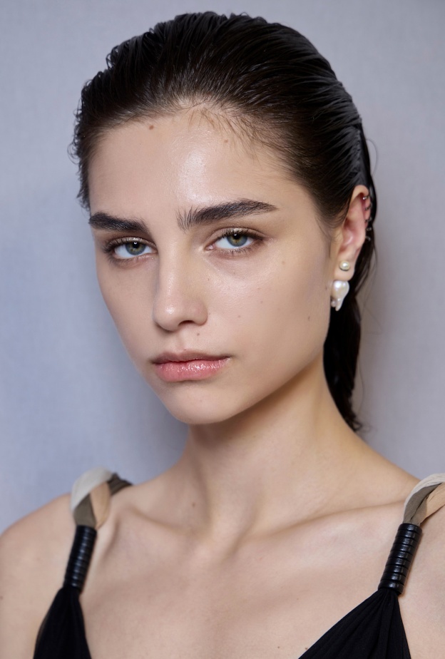 رسمات الحواجب العريضة والطبيعية من دار Dior