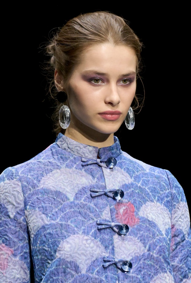 رسمات المكياج الملون مع التموجات البنفسجية الفاتحة من دار Emporio Armani