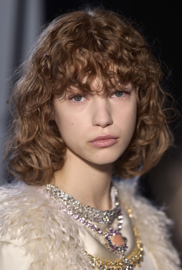 قصات الشعر الكيرلي القصيرة مع الغرة الطويلة من دار Giambattista Valli