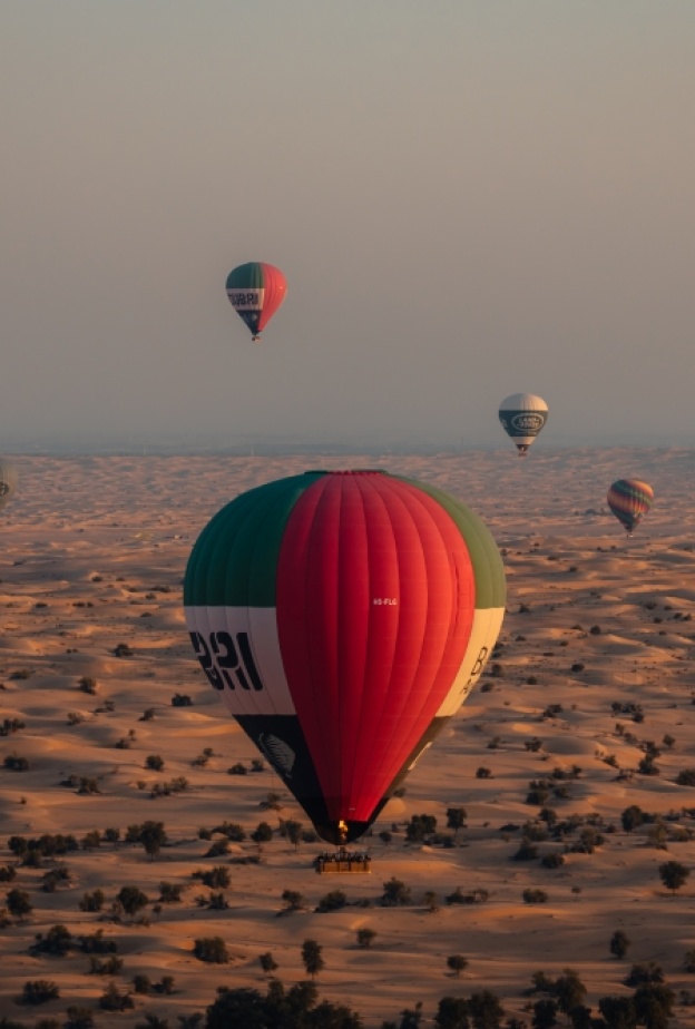 رحلة عبر الصحراء على متن Hero Balloon Flights Dubai: ملاذ فاخر ومغامرة جوية لا تُنسى