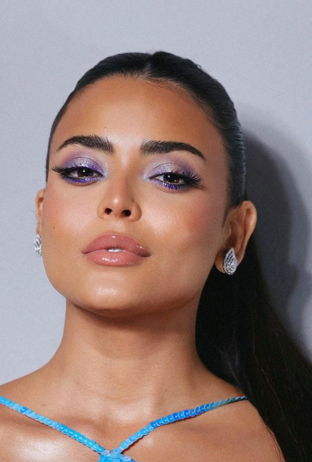 اطلالات  جمالية للمرأة الثلاثينية بأسلوب أسماء جلال ويتصدرها المكياج الملون