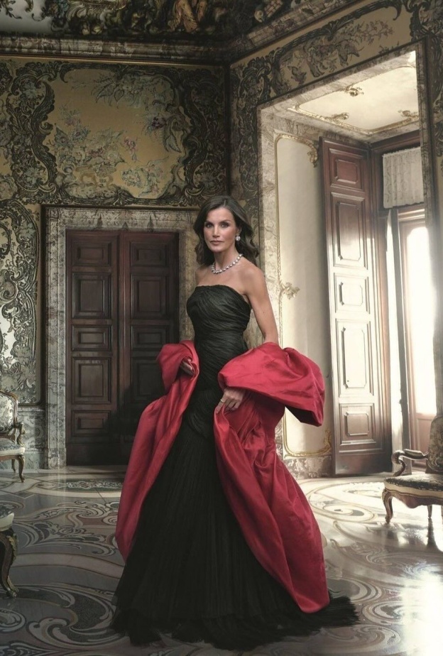 تفاصيل الإطلالة الأيقونية للملكة ليتيزيا بفستان أسود مع الكاب الأحمر في مناسبة مميزة وهذه تفاصيلها