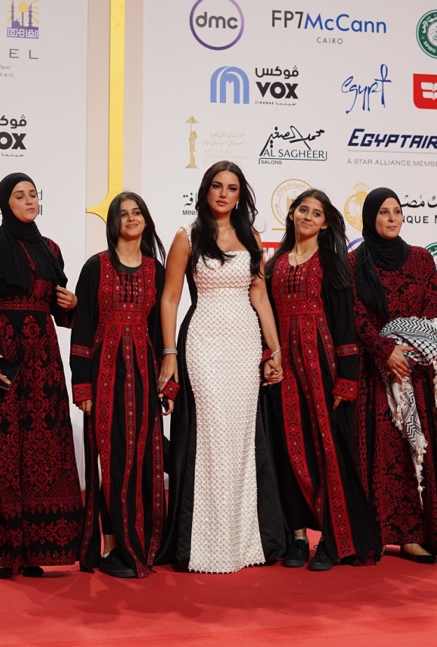 درة مع نجمات فيلمها "وين صرنا"