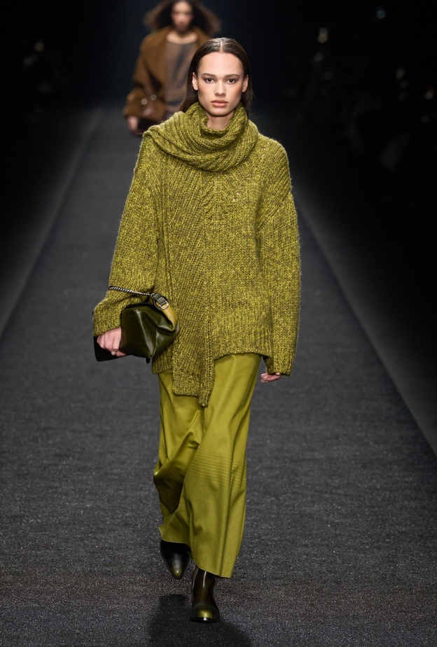 وشاح محبوك باللون الزيتي من Alberta Ferretti