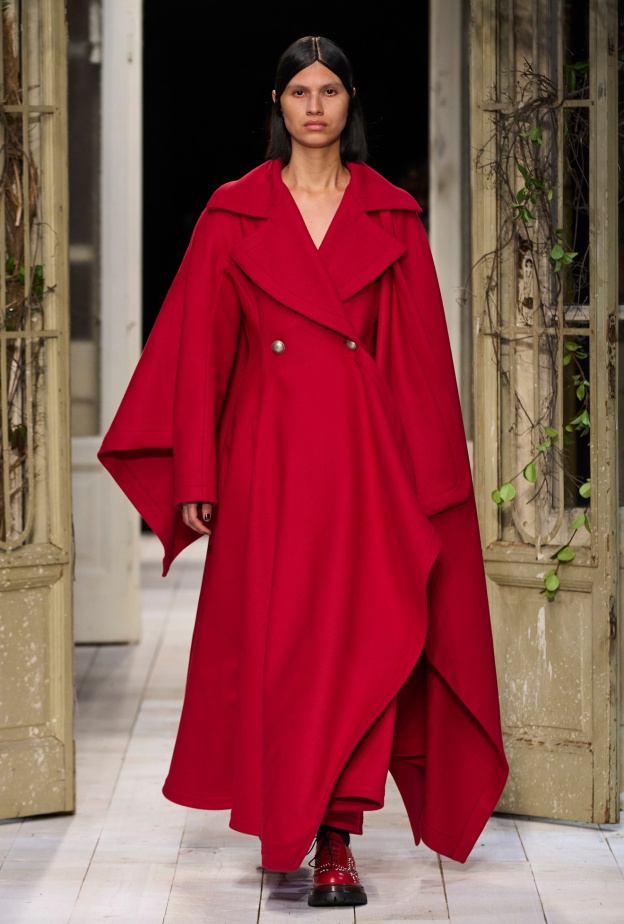 المعاطف الحمراء عنوان للأنوثة في الخريف