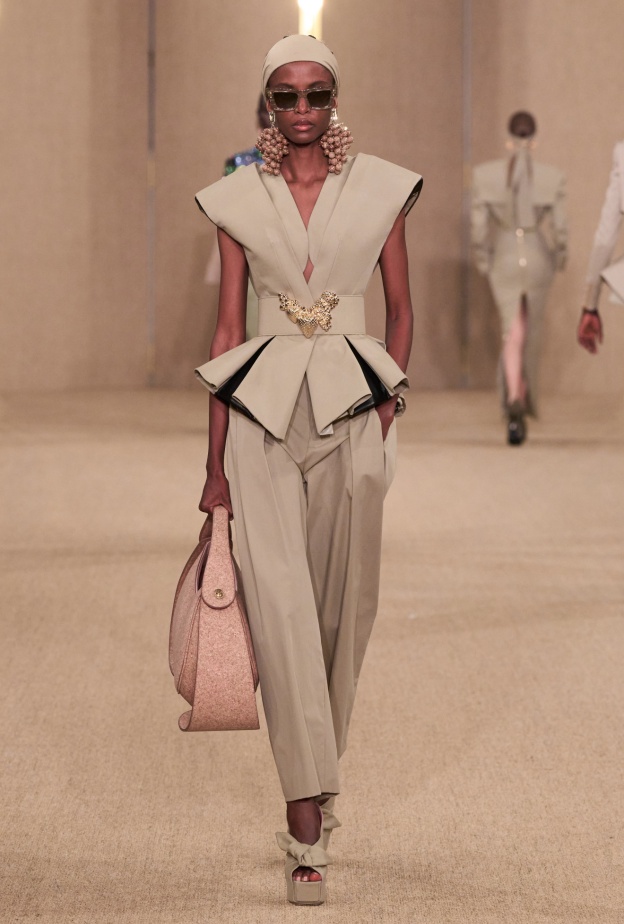 أخطفي الأضواء بموضة جاكيتات البيج الملفتة