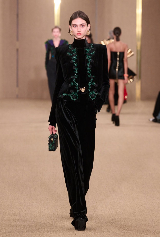 إطلالة من Balmain