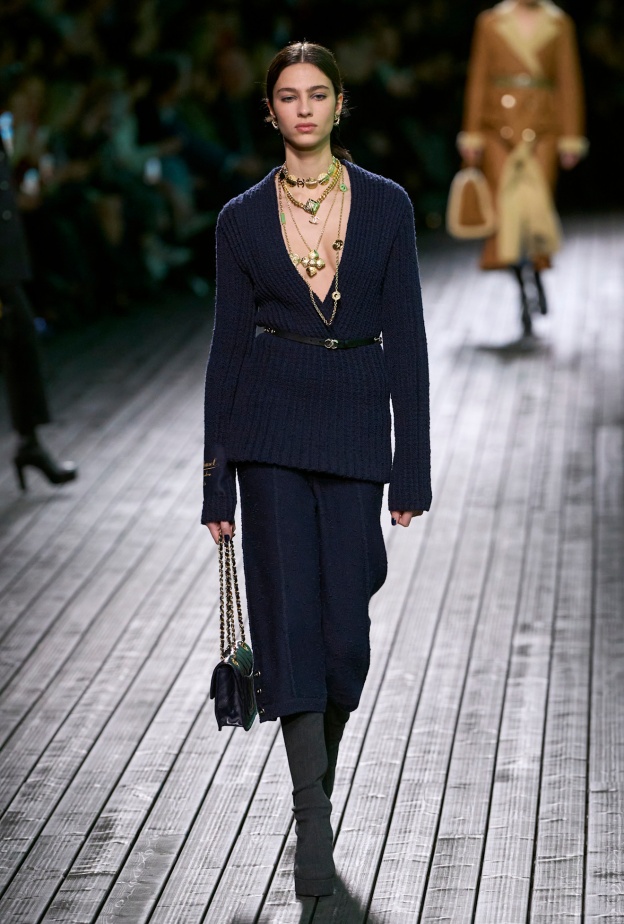 إطلالة من CHANEL