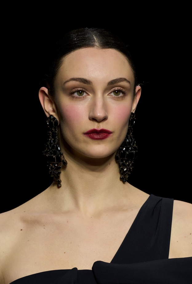 احدث رسمات الحواجب من عروض خريف وشتاء 2024