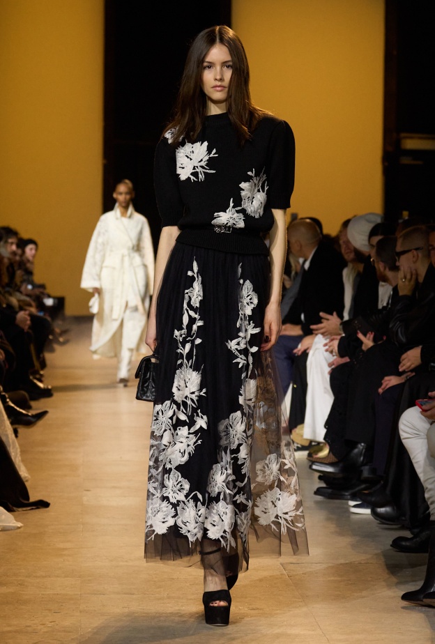 موضة التنانير المطبعة بالورود في الشتاء