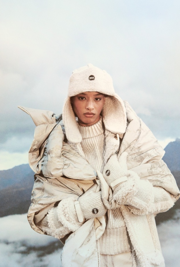 مجموعة Giorgio Armani Neve مخصصة لعشاق الجبال، وتضم أزياء مصممة لتناسب جميع المناسبات خلال عطلات الشتاء. مع التركيز على الأداء العملي، تعكس المجموعة الأناقة الطبيعية التي تمثل جوهر أسلوب أرماني، والذي يعتمد على التوازن بين الشكل واللون مدعوماً بأبحاث دقيقة في مجال النسيج.  لموسم خريف وشتاء 2024/25، تتضمن مجموعة النساء السترات والسراويل والبدلات بألوان ناعمة أو طبعات جبلية نموذجية، والعباءات والسترات الواقية من الرصاص من جلد الغنم، والمعاطف الصوفية المصنوعة من الصوف المبطن والمغلف. تتوفر الملابس الصوفية بأوز
