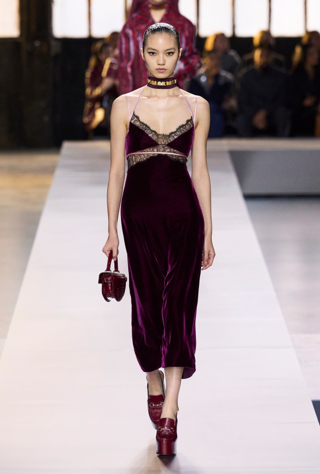 لون شتوي لفستان مخمل من Gucci 