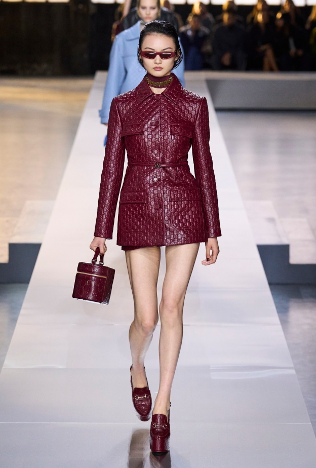 اللون الأحمر سيطر على موضة الشتاء بدرجتين أساسيتي هما الكرزي والعنابي 