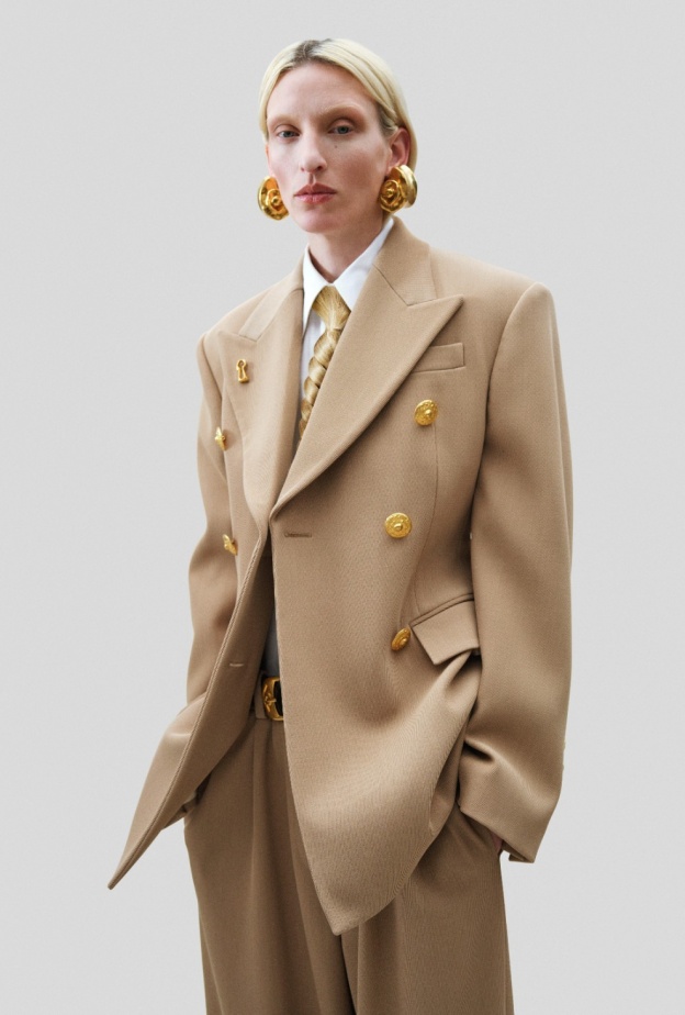 متعة العطاء في "سكياباريللي"... هدايا الأناقة والخيال لموسم الأعياد