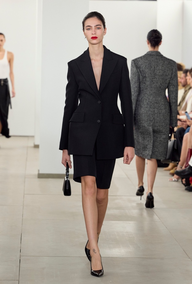 إتجاهات جديدة لموضة البرمودا مع البلايزر