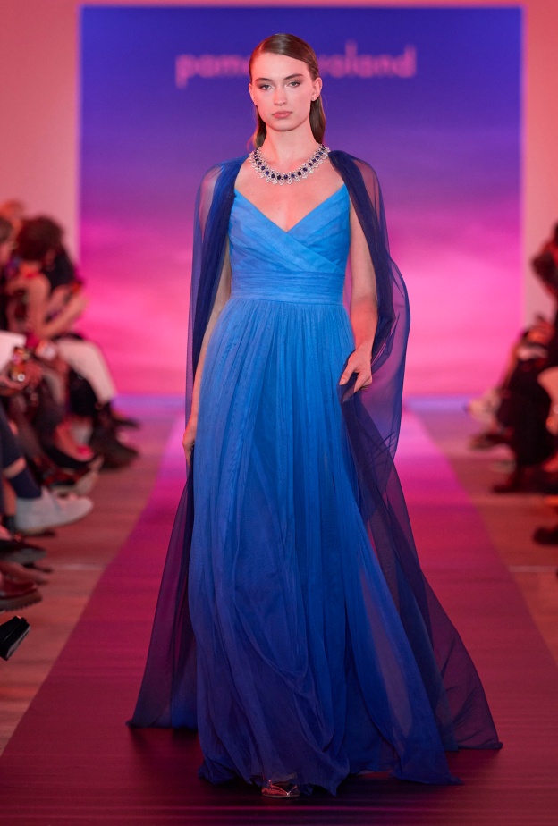 الكاب الحرير يزين فستان من Pamella Roland 