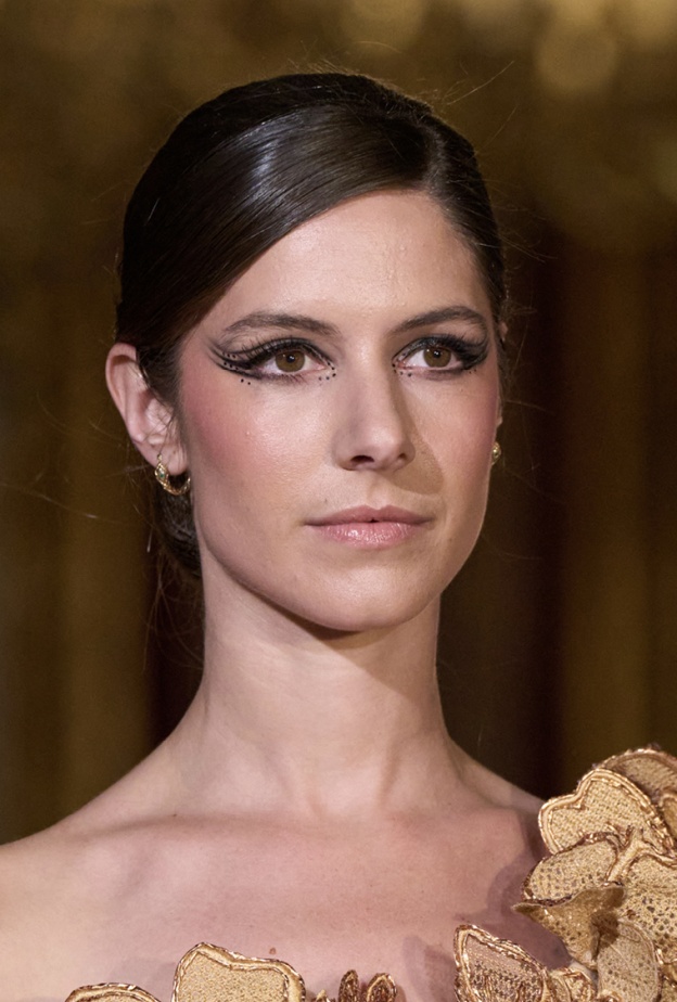 رسمات العيون بخطوط الآيلانير المجنح موضة خريف وشتاء 2024