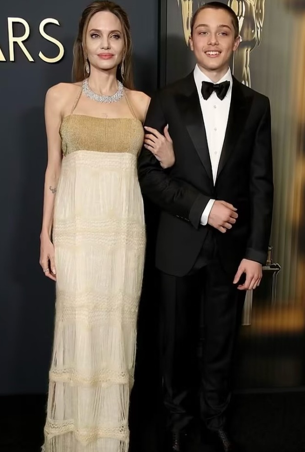 أنجلينا جولي وابنها