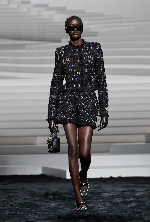 حذاء مطبع بالورود من Versace