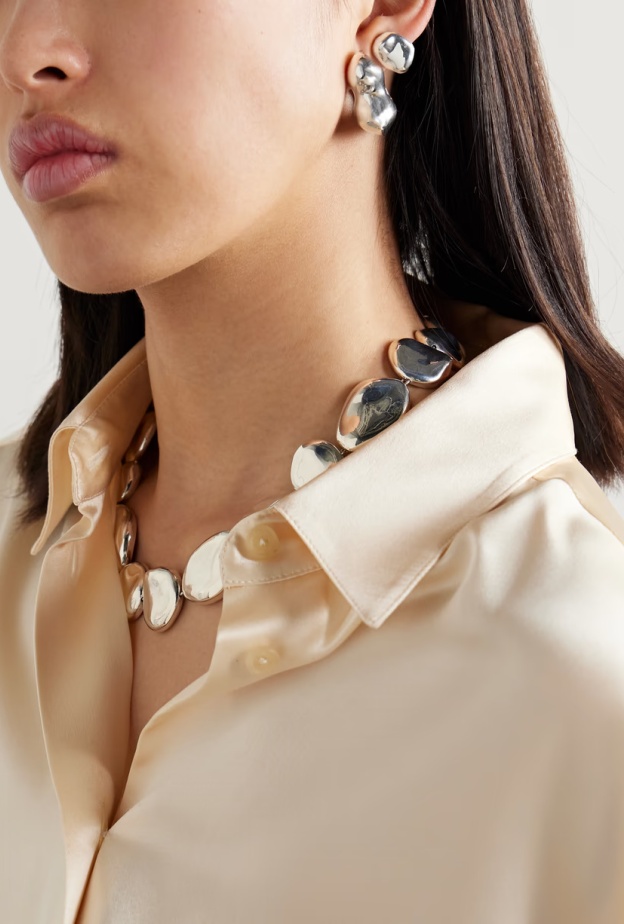 مجوهرات فضة تضفي لمسة عصرية على اطلالتك الشتوية