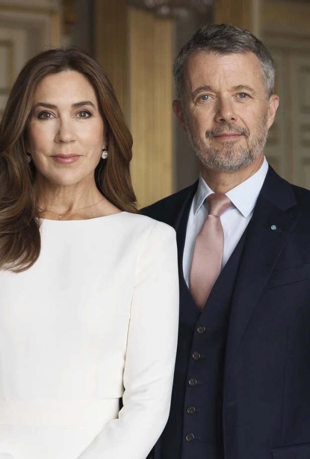 أجواء دافئة تجمع العائلة الدنماركية في عيد الميلاد بعد عودة الأمير كريستيان