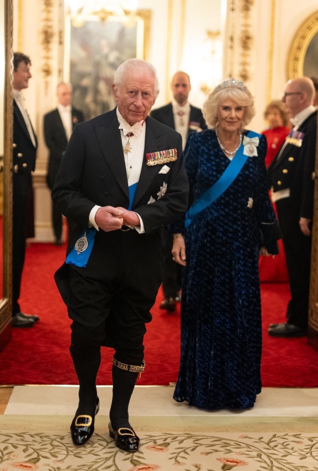 قصر باكنغهام يستقبل حشدًا عالميًا من الدبلوماسيين بحضور الملكة وغياب كيت