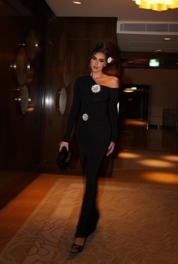 نجمات لفتنّ الأنظار بتنسيق تصاميم المجوهرات البارزة مع إطلالات اللون الأسود خلال 2024