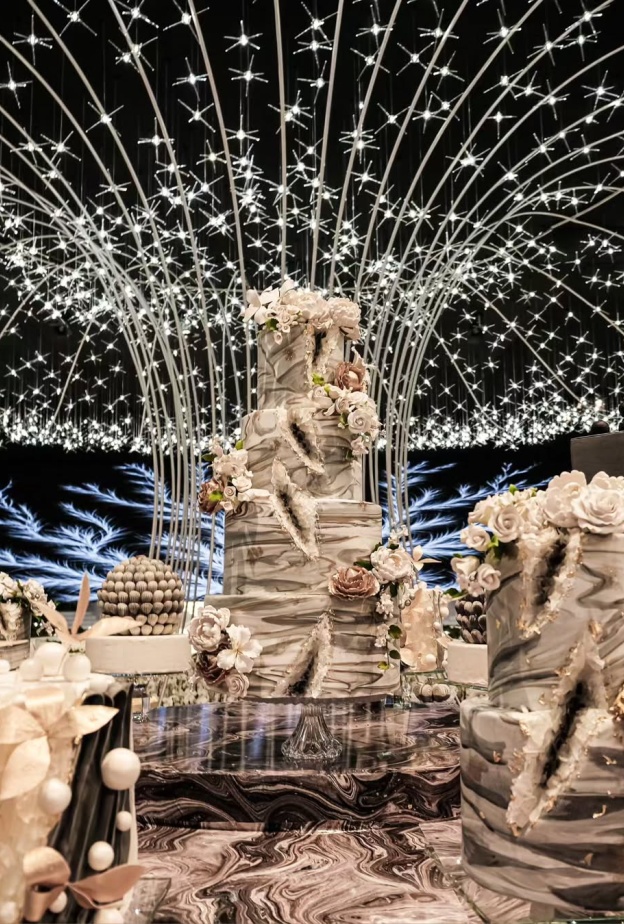 أحجام مختلفة لكيكات زفاف 2024