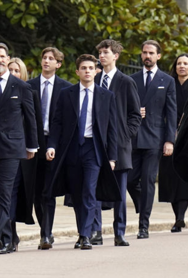 أمراء اليونان يتنازلون عن حقوقهم الملكية مقابل الجنسية