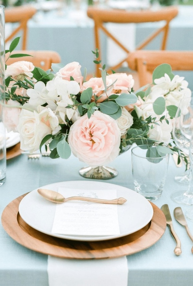 الرقي والجمال يتجسدان في اللون الأخضر النعناعي في حفلات زفاف 2025