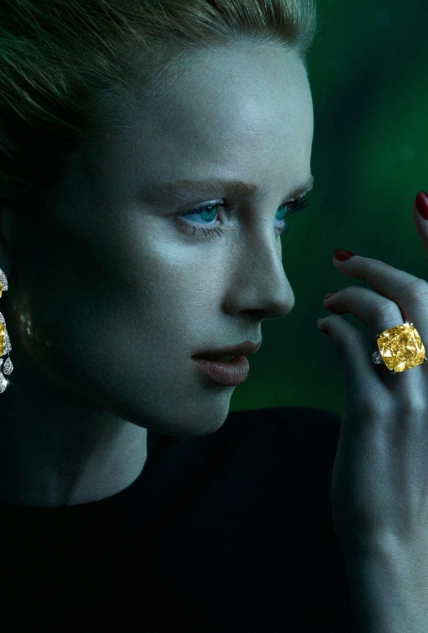 تألقي في سهرات رأس السنة بخواتم ذهب أحجار كريمة راقية