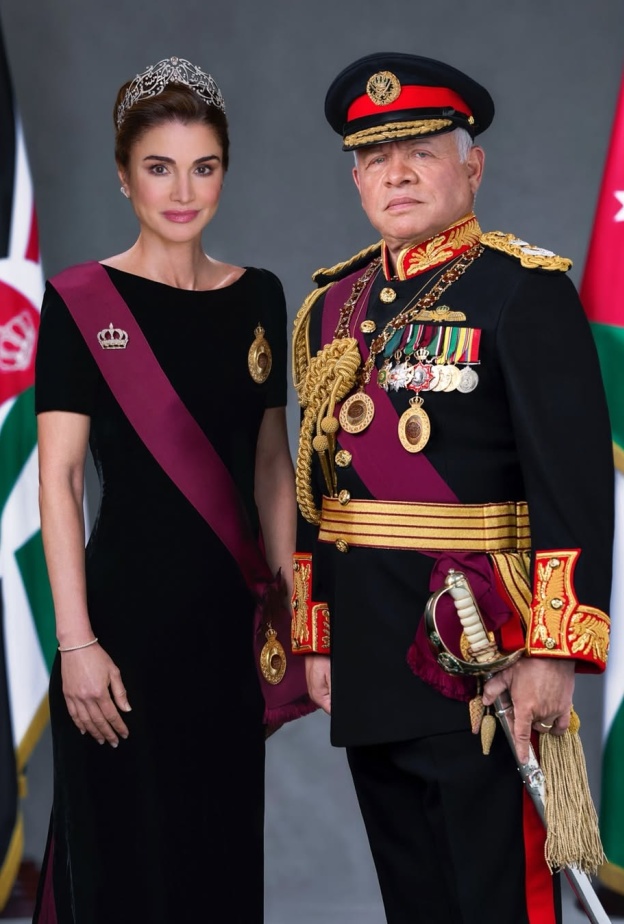 الملكة رانيا بتاج مُزين نقوش عربية في اليوم العالمي للغة العربية 2024