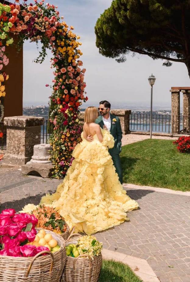 حفل خطوبة مميز بالأجواء والألوان وحتى إطلالة العروس