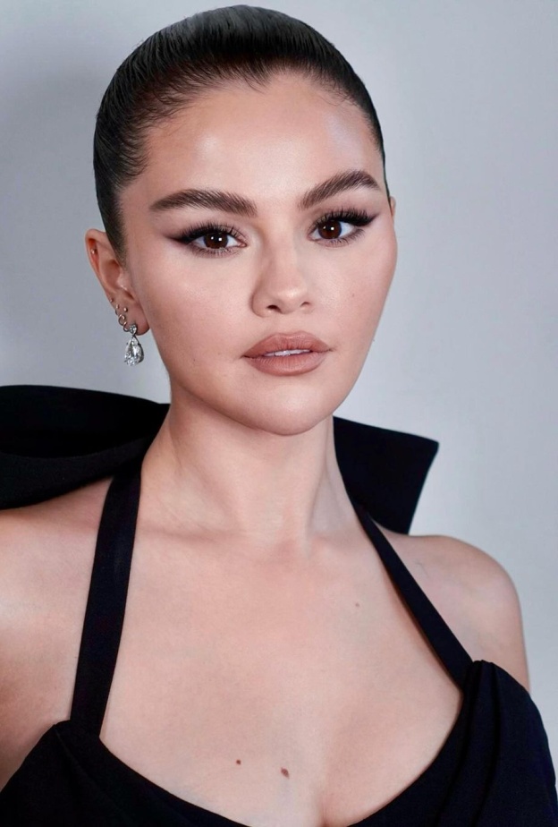 صيحات جمالية رافقت إطلالات سيلينا غوميز مع  إعلان خطوبتها عام 2024 