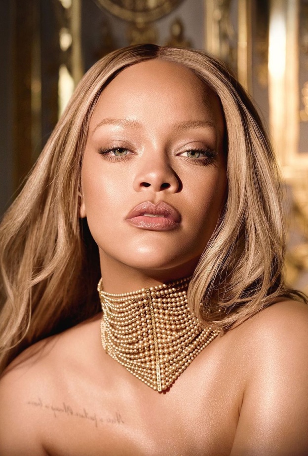 صبغات شعر ذهبية وجريئة بأسلوب  Rihanna