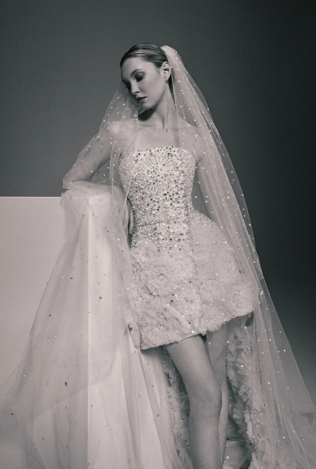 فستان زفاف قصير تصميم إيلي صعب لخريف 2025