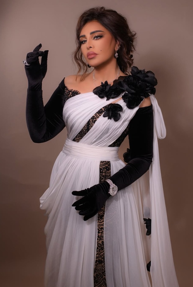 أحلام الشامسي تنسّق تصاميم مجوهراتها الفخمة مع الفساتين البرّاقة