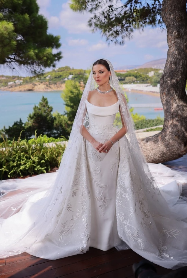 مايا رعيدي بفستان مع الأوفرسكيرت بتصميم حورية البحر من جورج حبيقة