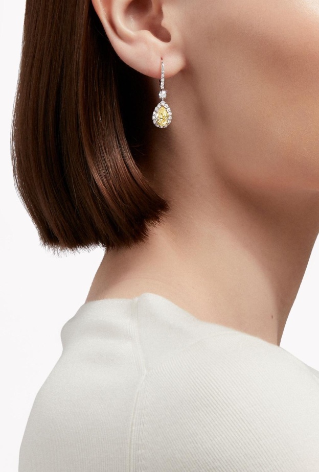 مجوهرات ماسية بقطع الكمثرى لأناقتك في سهرات الشتاء.