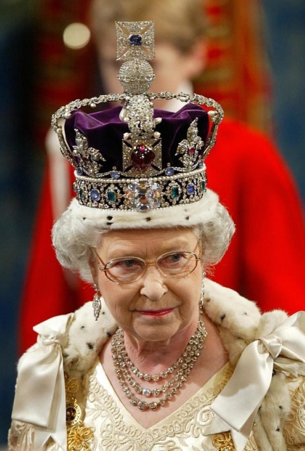 مجوهرات ملكية مرصّعة بحجر الإسبنيل