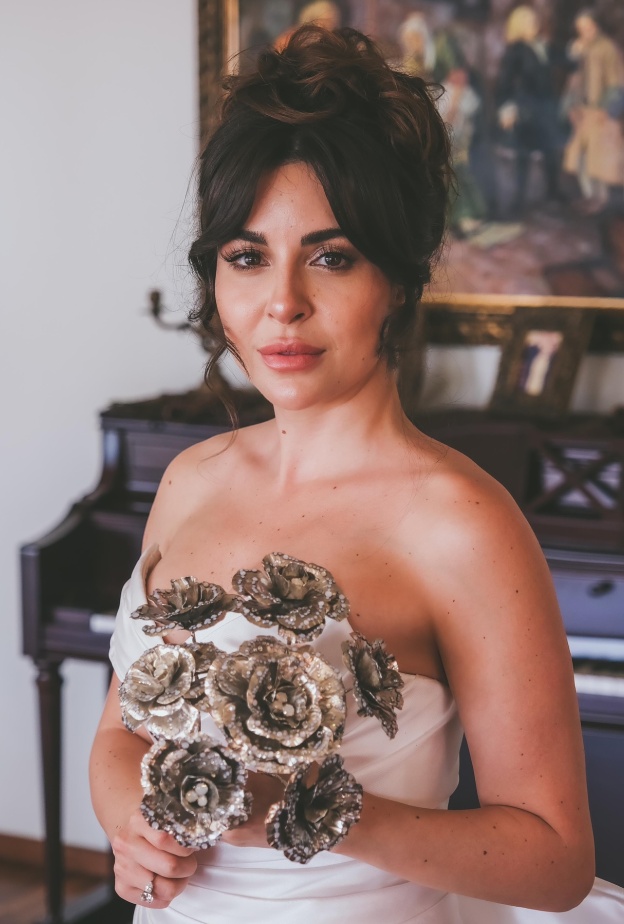 تصاميم مجوهرات لافتة تألقت بها نجمات العالم في حفل زفافهنّ خلال 2024